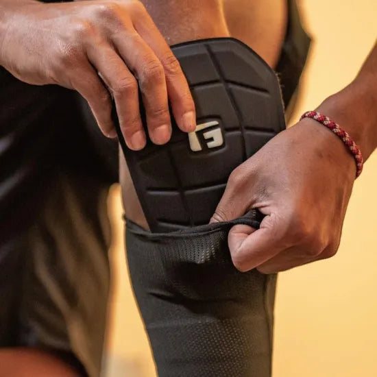 サッカー用 シンガード レガース 脛当て 軽量フィット設計 BlackFabric｜Pro-S Blade Shin Guards｜G-FORM