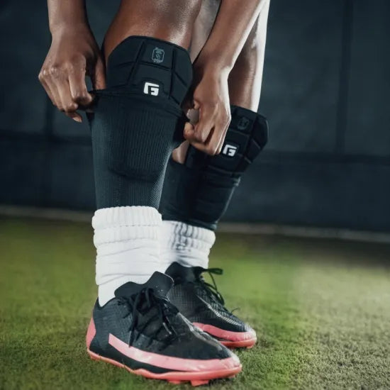 サッカー用 シンガード レガース 脛当て 軽量フィット設計 BlackFabric｜Pro-S Blade Shin Guards｜G-FORM