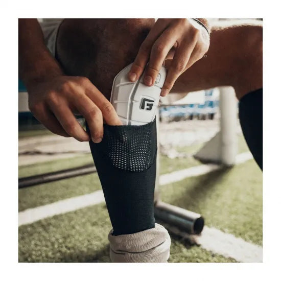 サッカー用 シンガード レガース 脛当て 軽量フィット設計 BlackFabric｜Pro-S Blade Shin Guards｜G-FORM